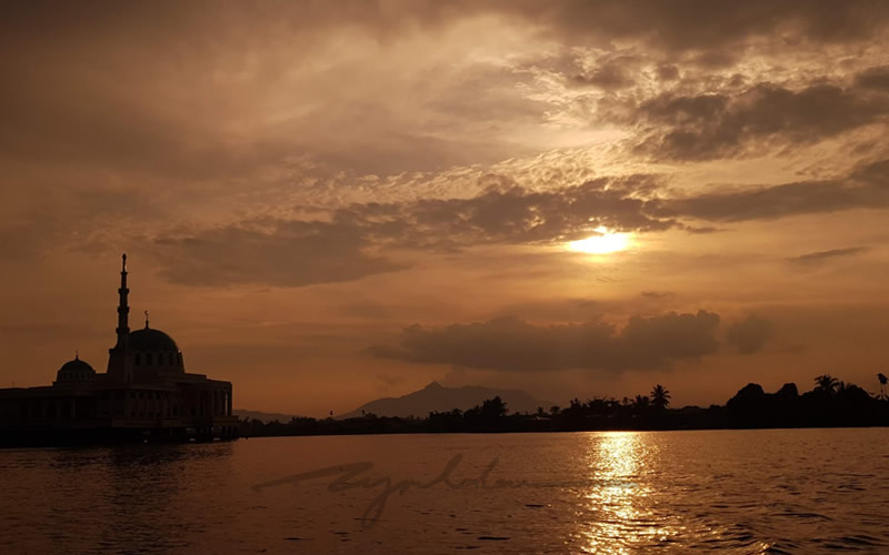 kuching cruise dinner